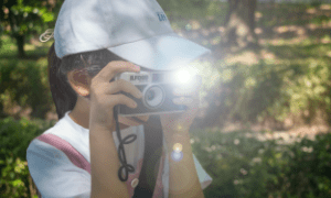 フラッシュをたく女の子